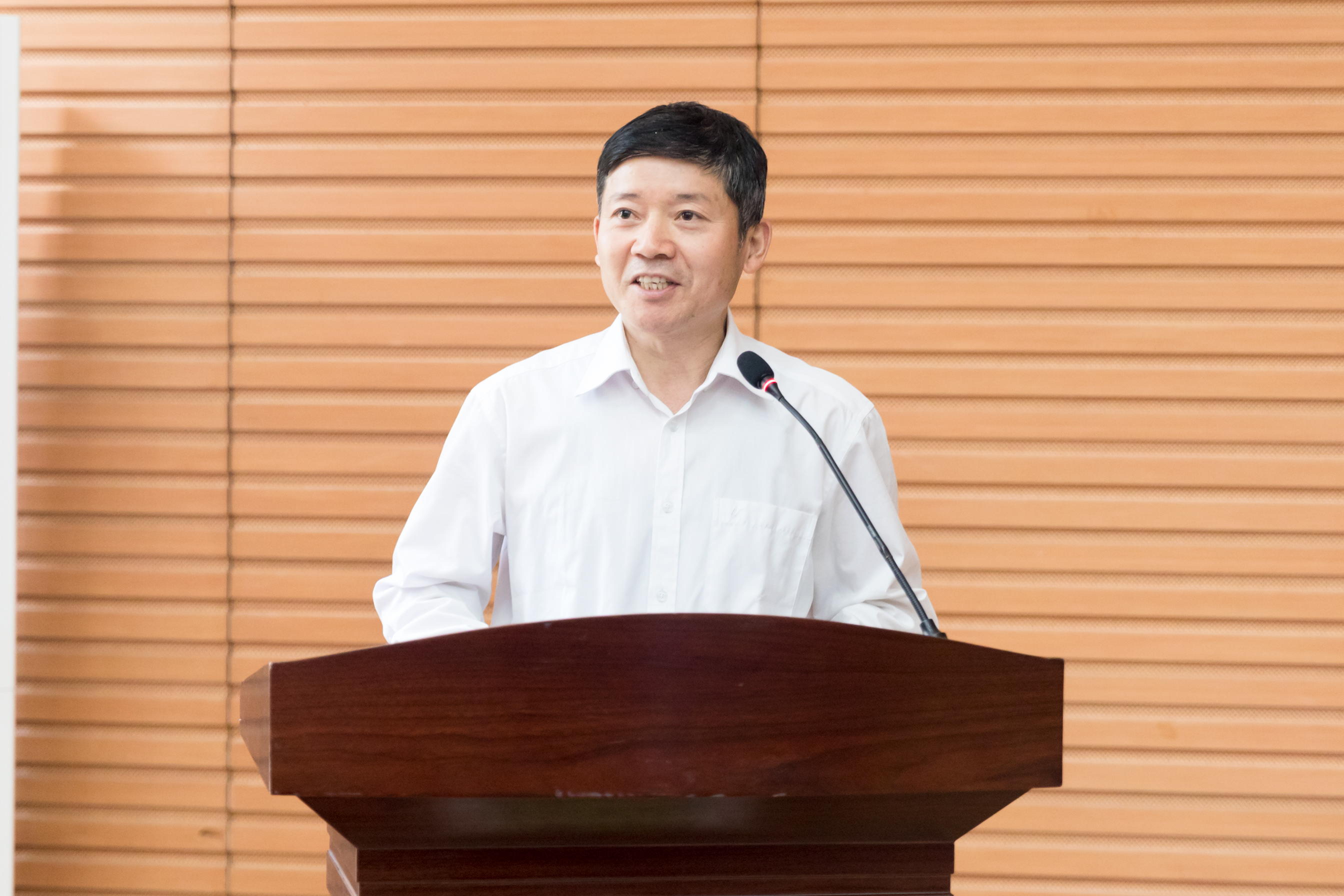 自治区教育厅副巡视员王莉莉,新疆农业大学党委常委,副校长綦群高出席